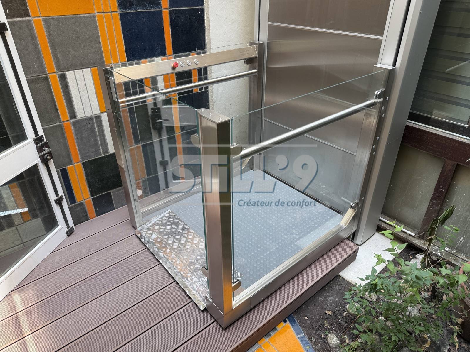 Utilisation d'une plateforme élévatrice pour rendre accessible une cour à Paris 