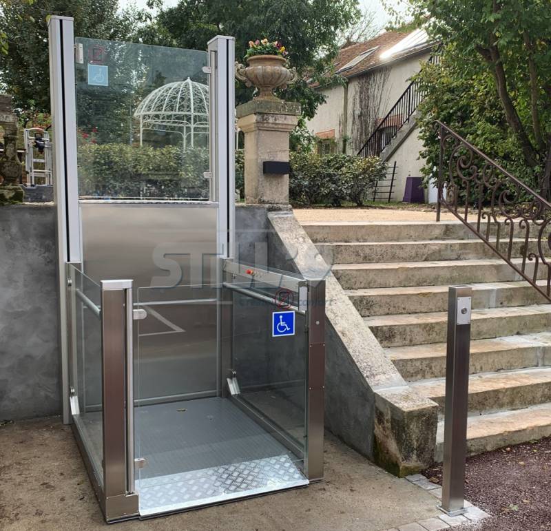 Mise en place d'une plateforme extérieure verticale pour restaurant