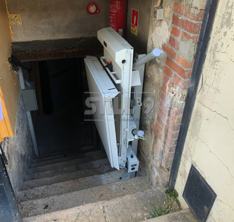 Utilisation d'une plateforme PMR dans un local à Bois Le Roi 77