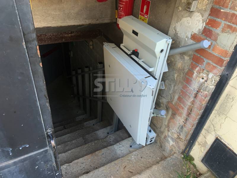 Mise en place d'une plateforme PMR oblique dans un sous-sol à proximité de Bois Le Roi 77