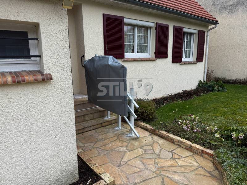 Pose d'une plateforme oblique extérieure à domicile en Seine et Marne 77