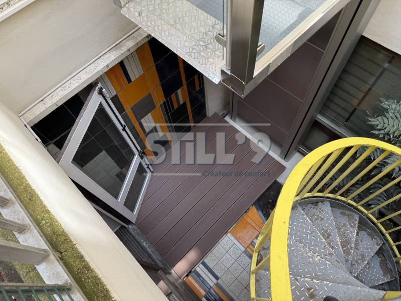 Installation d'une plateforme élévatrice pour rendre accessible une cour en Ile de France 