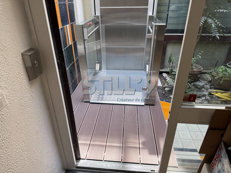 Implanter une plateforme élévatrice pour rendre accessible une cour dans Paris 75