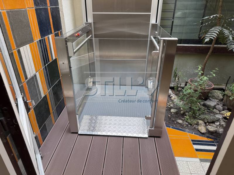 Mettre une plateforme élévatrice pour rendre accessible une cour en région parisienne