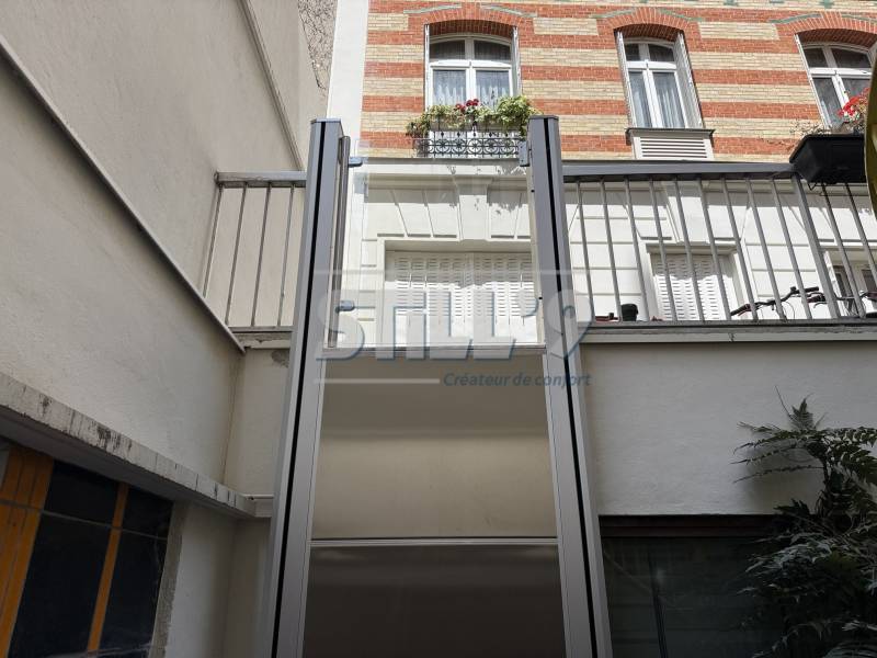 Création d'une plateforme élévatrice pour rendre accessible une cour en région Ile de France