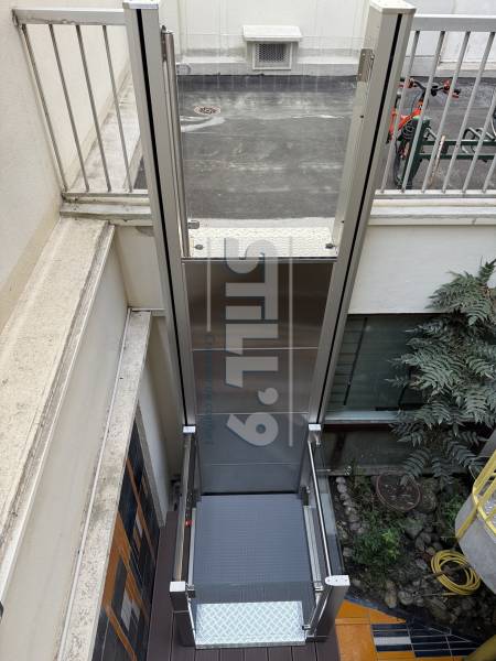 Placer une plateforme élévatrice pour rendre accessible une cour en Essonne 91