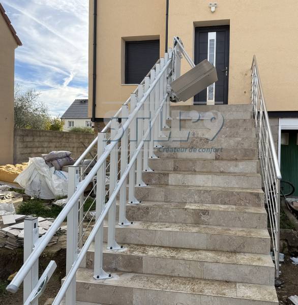 Mise en place d'une plateforme élévatrice pour escalier extérieur à domicile autour de Soisy Sur Seine