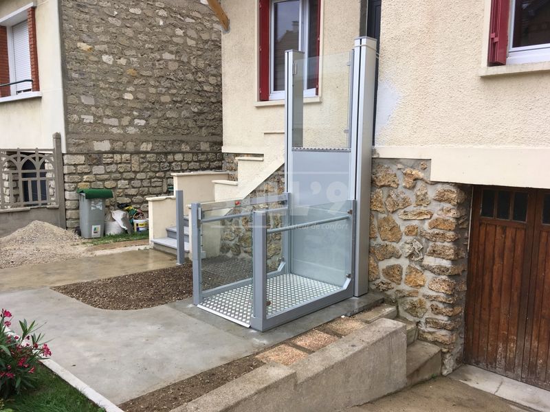 Utilisation d'une plateforme pour personnes âgées dans les environs de Cachan 94